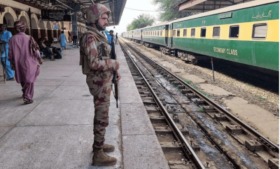 Pakistan droht Indien mit Gegenmaßnahmen im Fall einer Eskalation nach dem Anschlag in Kaschmir. Sicherheitslage bleibt angespannt, warnt die New York Times.