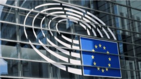 Die EU plant digitale Fahrzeugscheine, automatische Erfassung von Kilometerständen und schärfere Kontrollen gegen Tachobetrug. Autofahrer müssen sich auf Änderungen einstellen.