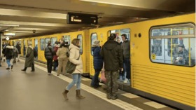 Ab 1. Mai greift die BVG durch: Wer Türen in Bus, Tram oder U-Bahn mutwillig blockiert, muss mit Konsequenzen rechnen. Sicherheit und Pünktlichkeit im Fokus.