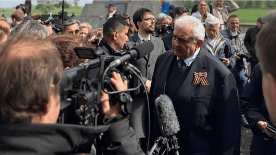 Russlands Botschafter erschien unangekündigt zur Gedenkfeier in Torgau. Ihm wurde kein Rederecht gewährt. Berlin will Russland von Gedenkakten ausschließen.
