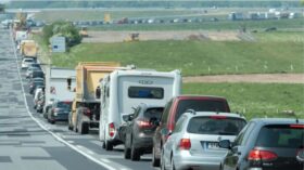 B96 auf Rügen ab 5. Mai voll gesperrt. Bauarbeiten bis 28. Mai 2025. Auch Rügenbrücke betroffen. Umleitungen über Samtens, Gingst und Bergen.