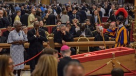 Am 25. April endete die Aufbahrung von Papst Franziskus. Am 26. April folgt die Trauermesse auf dem Petersplatz mit Staatsgästen aus aller Welt.