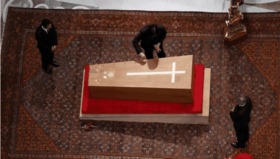 Papst Franziskus: Sarg am 25. April im Petersdom verschlossen. Beisetzung am 26. April 2025 in Santa Maria Maggiore. REnewz.de berichtet mit allen Details.