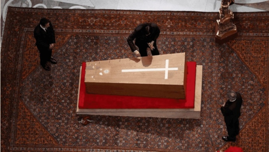 Papst Franziskus: Sarg am 25. April im Petersdom verschlossen. Beisetzung am 26. April 2025 in Santa Maria Maggiore. REnewz.de berichtet mit allen Details.