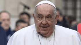 Im Vatikan nehmen Tausende Abschied von Papst Franziskus. Die Trauermesse auf dem Petersplatz wird von weltweiten Staatsoberhäuptern begleitet.