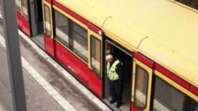 Bei einem tragischen Unfall in Berlin-Wannsee verloren zwei junge Menschen beim S-Bahn-Surfen ihr Leben. Die Hintergründe des Unglücks sind noch unklar.