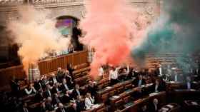 Ungarn: Sechs Abgeordnete nach Rauchbomben-Protest gegen LGBT-Pride-Verbot vom Parlament ausgeschlossen. Hohe Geldstrafen verhängt. Weitere Proteste angekündigt.