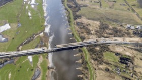 Die neue Elbbrücke bei Wittenberge erreicht ihre endgültige Position – ein Meilenstein für die A14-Verlängerung. Erste Fahrbahn ab Frühjahr 2026 befahrbar.