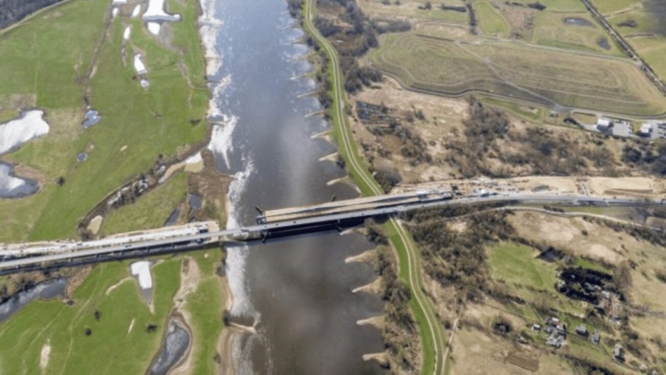 Die neue Elbbrücke bei Wittenberge erreicht ihre endgültige Position – ein Meilenstein für die A14-Verlängerung. Erste Fahrbahn ab Frühjahr 2026 befahrbar.