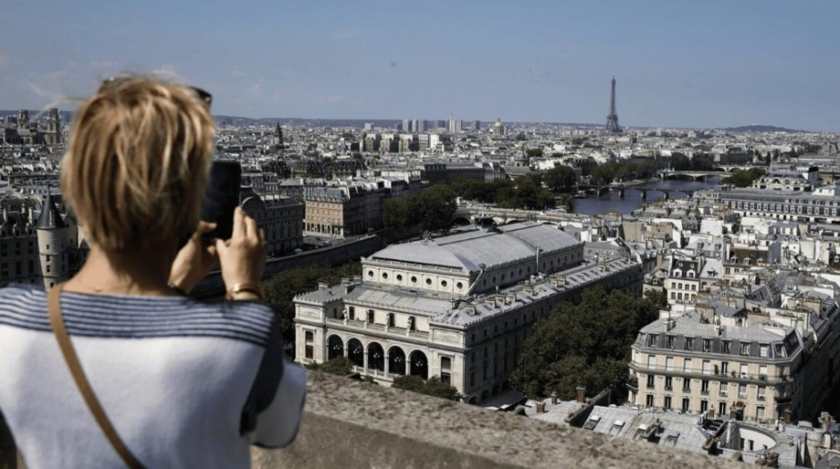 Was in Frankreich verboten ist: 10 seltsame Regeln mit Bußgeldern für Touristen. Kleidung, Verhalten, Picknick, Rauchen, Drohnen und mehr.