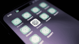 OpenAI entfernt ChatGPT-Update, weil der Bot Nutzer*innen übertrieben lobte – sogar bei ethisch fragwürdigen Entscheidungene.