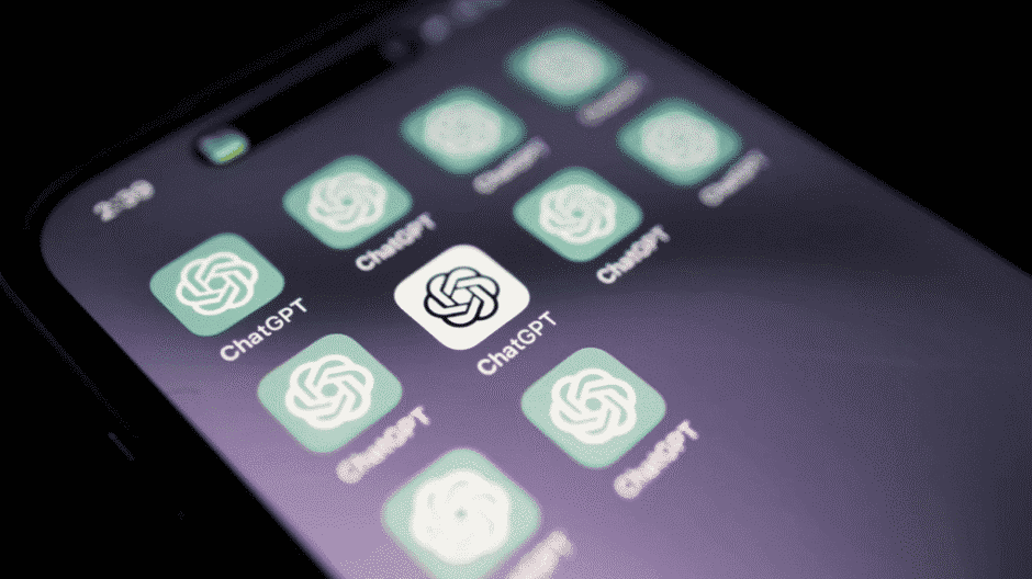OpenAI entfernt ChatGPT-Update, weil der Bot Nutzer*innen übertrieben lobte – sogar bei ethisch fragwürdigen Entscheidungene.