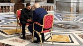 Trump nennt sein Treffen mit Selenskyj im Vatikan „einen Moment des Trostes“ und erklärt, warum er glaubt, dass Putin den Krieg beenden will.