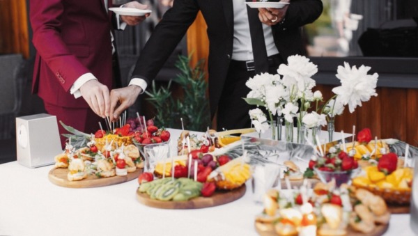 Wie Catering Ihren Geschäftserfolg stärkt: Mehr als nur Essen – ein strategisches Tool für Kommunikation, Mitarbeiterbindung und nachhaltige Unternehmenskultur.