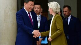 China hebt Zölle auf US-Produkte auf 125 % an und fordert die EU zur gemeinsamen Reaktion auf. Peking warnt vor US-Druck und nennt die Zölle wirtschaftlich sinnlos.