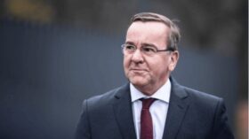 Deutschland liefert 4 IRIS-T-Systeme, 30 Patriot-Raketen, Leopard-Panzer und Munition. Pistorius bestätigt neue Militärhilfe und prüft Raketenproduktion in der Ukraine.