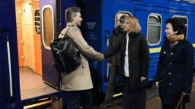 Baerbock in Kiew: Deutschland unterstützt Ukraine mit 130 Mio. Euro. Besuch mit Litauens Außenminister zeigt Solidarität im Krieg.