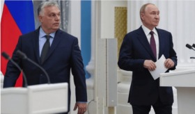 Ungarns OTP Bank agiert trotz EU-Sanktionen aktiv in Russland. Sie unterstützt russische Militärunternehmen finanziell und untergräbt damit die Einheit Europas im Umgang mit dem Kreml. Orbáns Regierung nutzt strategisch ihr EU-Vetorecht zur Absicherung eigener Interessen.