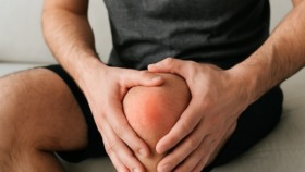 Welche Symptome deuten auf einen Meniskusriss hin? Kann der Meniskus von selbst heilen oder ist eine OP nötig? Alles über Ursachen, Diagnose und Behandlung.