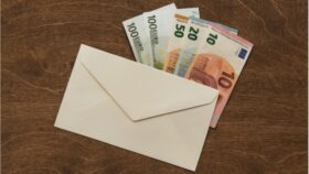 In Deutschland werden jährlich Milliarden gewaschen. Woher das Geld kommt, wie es verschleiert wird und warum der Staat gegen Geldwäsche oft machtlos bleibt.