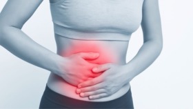 Schmerzen im rechten Unterbauch bei Frauen können auf Blinddarm, Eierstockzysten oder Blasenentzündung hinweisen. Ursachen, Symptome, Handeln im Überblick.