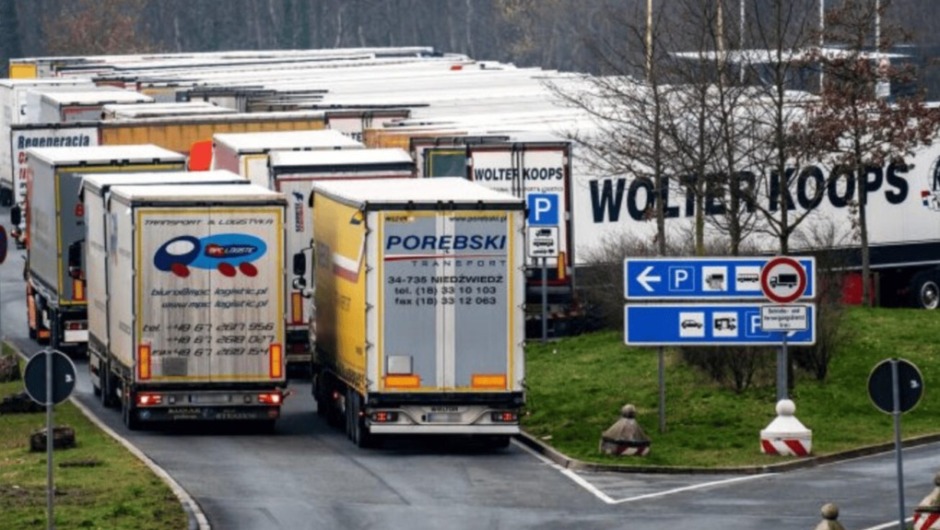 Bis zu 25.000 Lkw-Parkplätze fehlen an deutschen Autobahnen. DKV, ACE & Co. warnen: Überfüllte Raststätten gefährden Fahrer, Ruhezeiten & Verkehr.