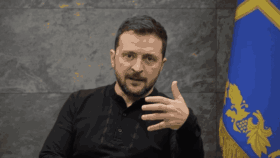 Selenskyj lehnt russische Feuerpause zum 9. Mai ab: Keine Sicherheitsgarantien für Moskau-Besucher. Ukraine warnt vor möglichen Provokationen.