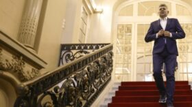 Premier Ciolacu tritt nach Wahlniederlage zurück und ruft zum Ausstieg aus der rumänischen Regierungskoalition auf. Die PSD unterstützt keinen Kandidaten mehr.
