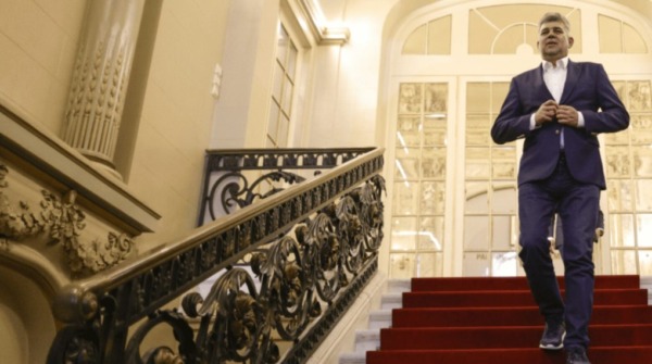 Premier Ciolacu tritt nach Wahlniederlage zurück und ruft zum Ausstieg aus der rumänischen Regierungskoalition auf. Die PSD unterstützt keinen Kandidaten mehr.
