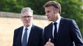 Der britische Premierminister Keir Starmer und der französische Präsident Emmanuel Macron sprachen über eine mögliche 30-tägige Waffenruhe in der Ukraine. Die Rolle Russlands wurde dabei besonders hervorgehoben.