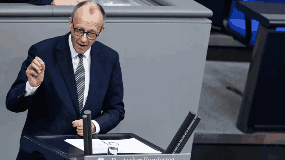 Friedrich Merz, CDU-Chef, verfehlt im ersten Wahlgang zum Bundeskanzler die erforderliche Mehrheit. Der Bundestag steht vor politischen Verhandlungen und möglichen Neuwahlen.