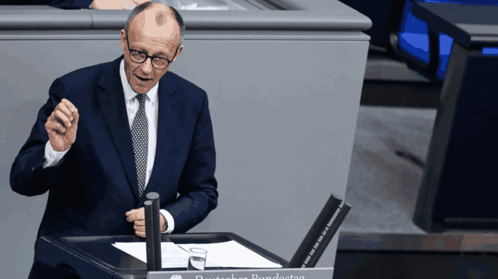 Friedrich Merz, CDU-Chef, verfehlt im ersten Wahlgang zum Bundeskanzler die erforderliche Mehrheit. Der Bundestag steht vor politischen Verhandlungen und möglichen Neuwahlen.