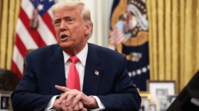 Donald Trump distanziert sich vom KI-generierten Papst-Foto, betont jedoch, dass Katholiken es mochten. Einige Gläubige reagierten empört auf den Scherz.
