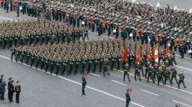 Ukrainische Offizielle verneinen Pläne, die Moskauer Parade am 9. Mai anzugreifen – wegen Xi Jinping, Luftabwehr und diplomatischer Rücksicht.