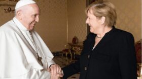 Angela Merkel wünscht sich vom neuen Papst die Fortsetzung eines menschennahen und reformbereiten Kurses, der an das Wirken von Franziskus anknüpft.