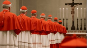 Am 7. Mai beginnt im Vatikan das Konklave: 133 Kardinäle wählen den Nachfolger von Franziskus. Weißer Rauch zeigt, wann der neue Papst gewählt ist – und was danach folgt.