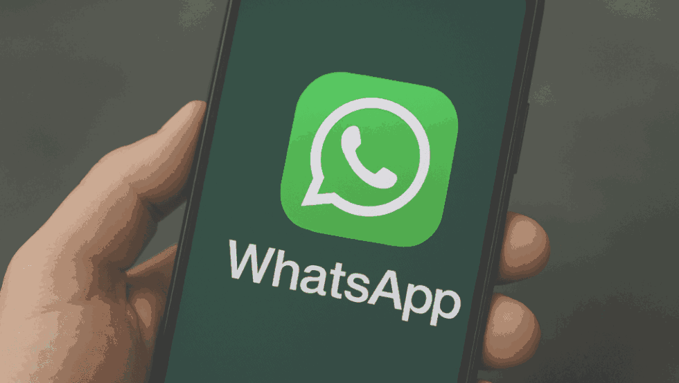 Ab Mai 2025 zeigt WhatsApp automatische Chat-Zusammenfassungen direkt in der App. Die KI-Funktion verarbeitet Inhalte lokal – ganz ohne Datenübertragung an Meta.