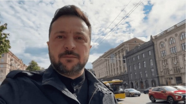Selenskyj gedenkt in Kyjiw am Tag des Sieges über den Nationalsozialismus und betont: Jedes Böse endet. Ein starkes Zeichen aus der Ukraine.