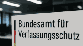 Das Bundesamt für Verfassungsschutz wird die AfD vorerst nicht mehr öffentlich als „gesichert rechtsextrem“ bezeichnen – ein juristisch motivierter Schritt mit politischen Folgen.