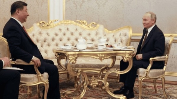 Xi Jinping ruft Putin erstmals zu einem gerechten Friedensabkommen auf. REnewz.de berichtet unter Berufung auf Bloomberg und Reuters über das Treffen in Moskau.
