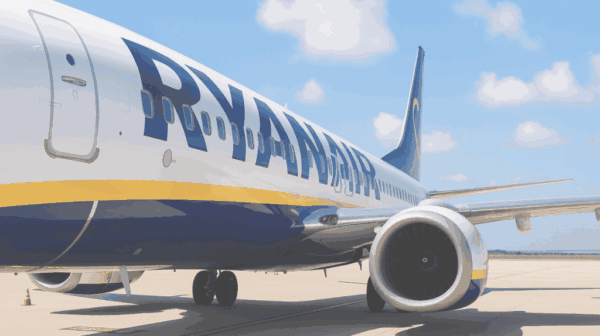 Nach einer Klage wegen fehlender Anrede für nicht-binäre Menschen hat Ryanair reagiert und die Buchungsmaske angepasst. Ein Signal an andere Unternehmen.