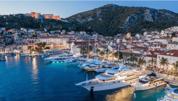 Auf Hvar in Kroatien gilt 2025 ein strenger Dresscode. Touristen riskieren bis zu 600 € Strafe für freizügige Kleidung außerhalb der Strände.