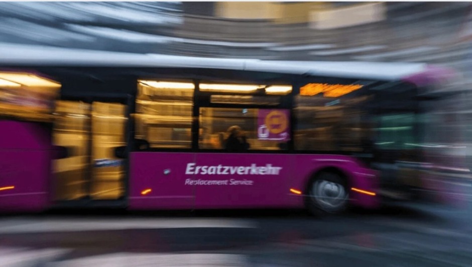 Ab August 2025 ersetzt Buslinie 210 den Bahnverkehr zwischen Hamburg und Berlin. Das Symbolbild zeigt den neuen Ersatzbus mit Zielanzeige Hamburg–Berlin.