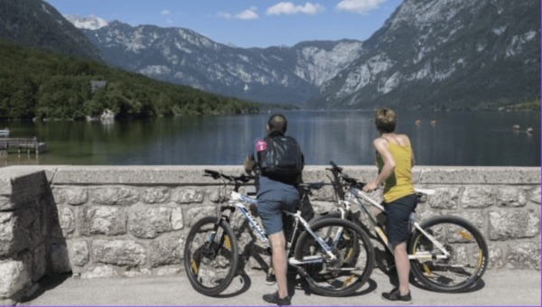 Der Bohinj-See in Slowenien gilt als Europas schönstes Naturziel 2025. Entdecke Stille, Alpenkulisse, Wanderwege, regionale Küche und echte Ruhe.