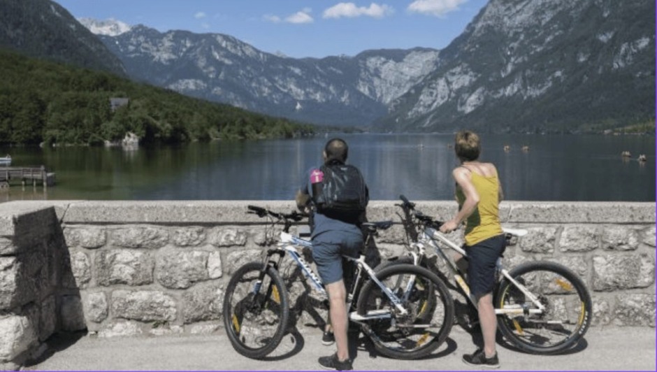Der Bohinj-See in Slowenien gilt als Europas schönstes Naturziel 2025. Entdecke Stille, Alpenkulisse, Wanderwege, regionale Küche und echte Ruhe.