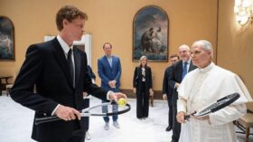Jannik Sinner trifft Papst Leo XIV im Vatikan: Schläger, Pokale und ein Witz über Wimbledon – ein seltenes Treffen von Sport und Spiritualität.
