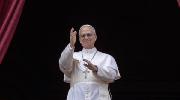 Papst Leo XIV. hat den Tag seiner Amtseinführung mit einem Bad in der Menge begonnen. Die Messe, Insignien und weltpolitische Gäste machten sie zu einem historischen Moment für die Kirche.