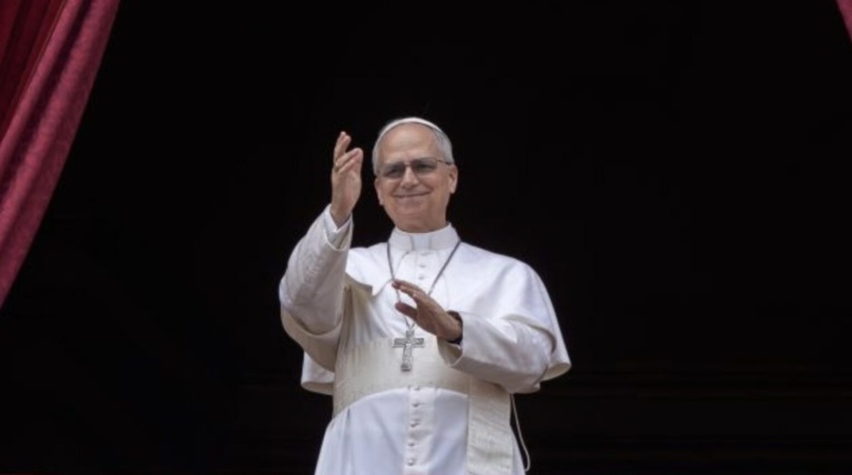 Papst Leo XIV. hat den Tag seiner Amtseinführung mit einem Bad in der Menge begonnen. Die Messe, Insignien und weltpolitische Gäste machten sie zu einem historischen Moment für die Kirche.