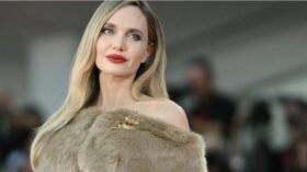 Angelina Jolie ehrte in Cannes die getötete ukrainische Autorin Wiktorija Amelina. Ihre Rede würdigte Künstlerinnen, die im Krieg ihr Leben verloren.