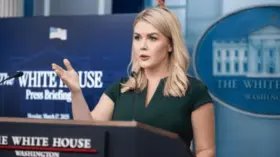 Bei einem Briefing im Weißen Haus erklärte Caroline Leavitt, Trump erwäge eine neue Frist für ein Ukraine-Friedensabkommen. Ein Anruf mit Putin ist geplant.